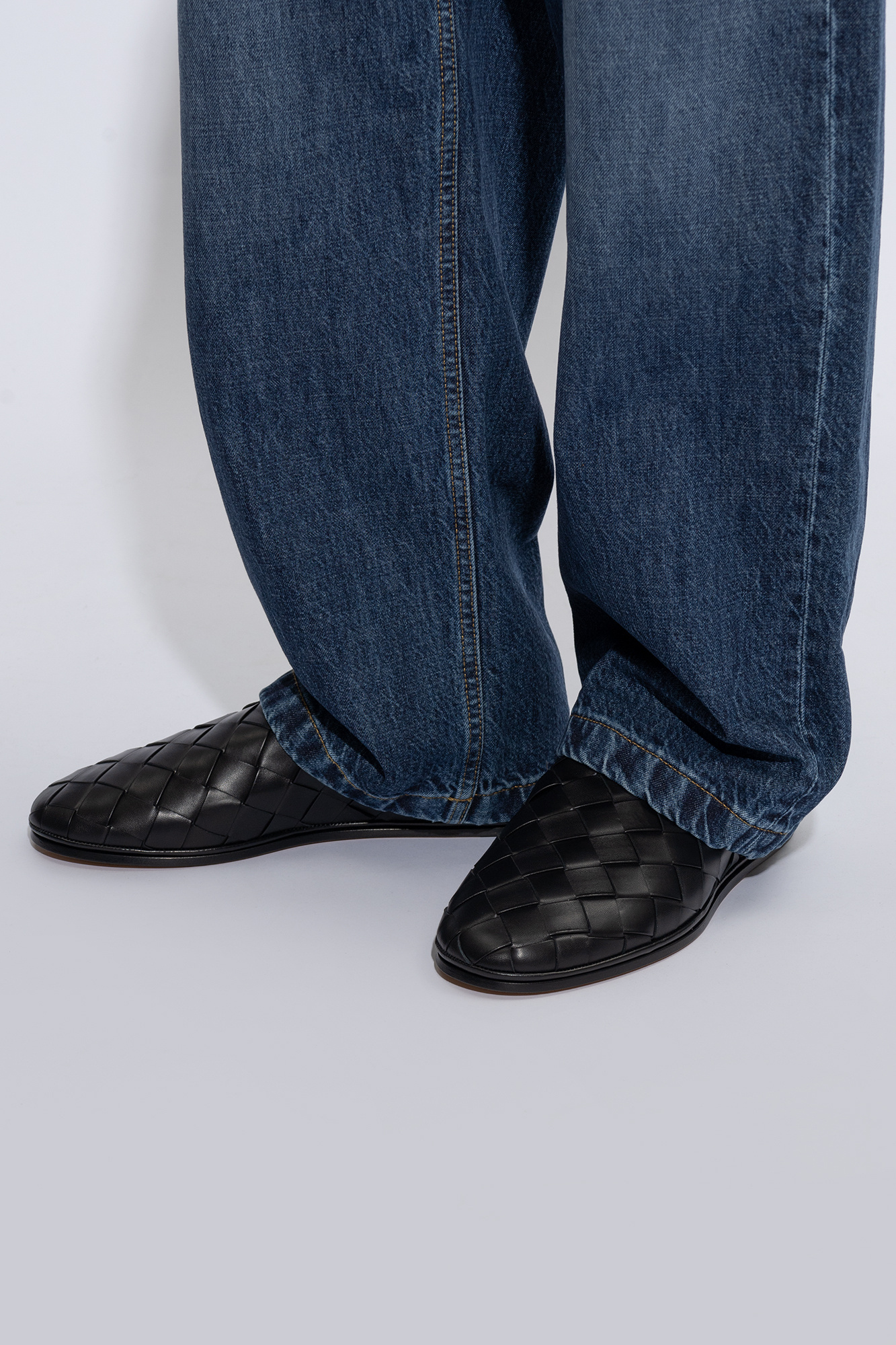 サンダル BOTTEGA VENETA 775315.V2ED0 Slippers Bottega Veneta® Men's Sunday Slipper in Black. Shop online now.